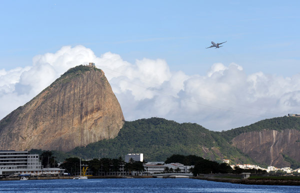 Steep climb and early left turn to avoid Sugarloaf when departing Santos Dumont Airport, Rio de Janeiro