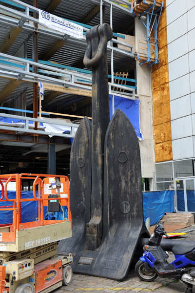 Giant ship's anchor at Mainport construction site
