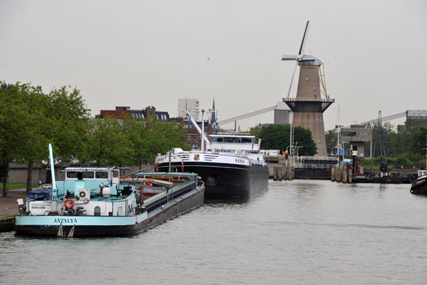 Voorhaven-Schiedam with the Nolet Windmill