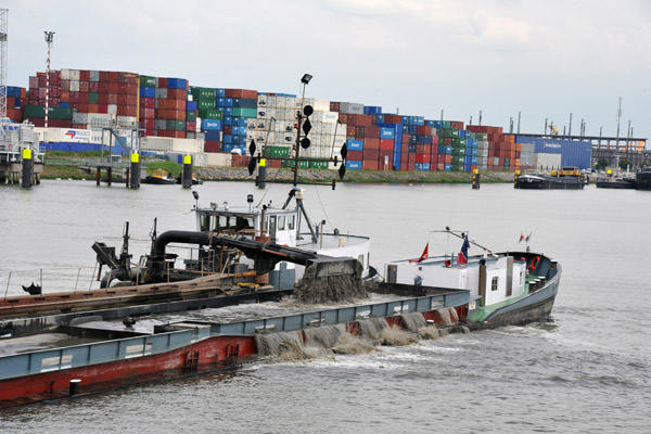 Prinsenstad and Oosterschelde dredging Eemhaven, July 2012, Port of Rotterdam