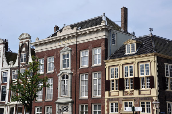 Canal house dated 1728, Rapenburg