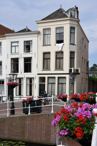 Flowers on the Nonnenbrug, Leiden