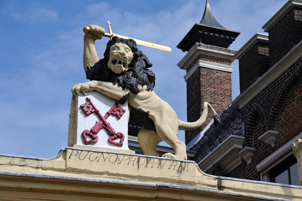 Lion with Leiden's coat-of-arms - Pugno Pro Patrii