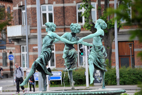 Danserindebrønden - Happy Dancing Maidens - by Rudolph Tegner, 1913