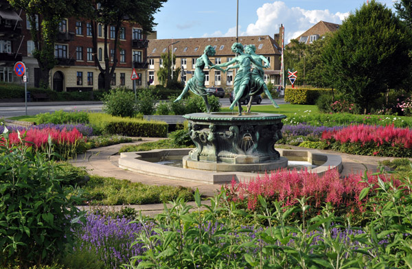 The park is on the corner of Allegade and Rostgaarsvej in Helsingr