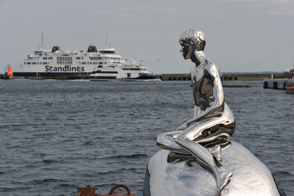 The sculpture of Han was installed in Helsingr's cultural wharf on 2 June 2012