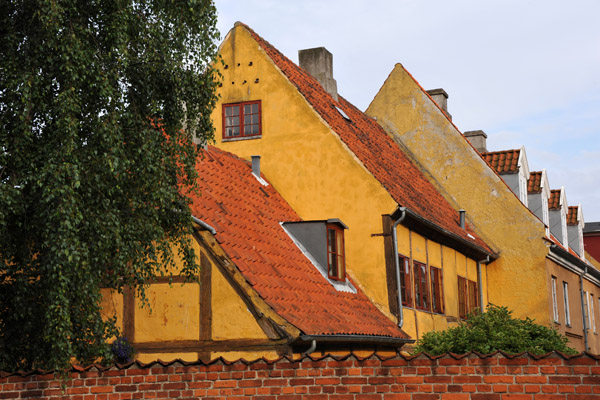 The back side of a row of old houses behind the church