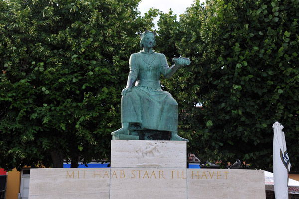 King Erik on the Town Square - Mit haab staar til havet (My hope remains at sea) 