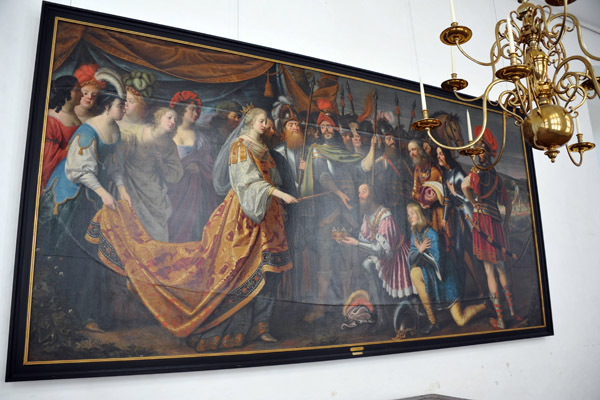 The Long Hall in the eastern wing connecting the Queens Chamber with the Ballroom contains large historical paintings
