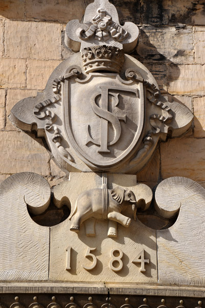 Crest over the Royal Apartments staircase dated 1584 with the crest of Frederik II and Queen Sophie of Mecklenburg
