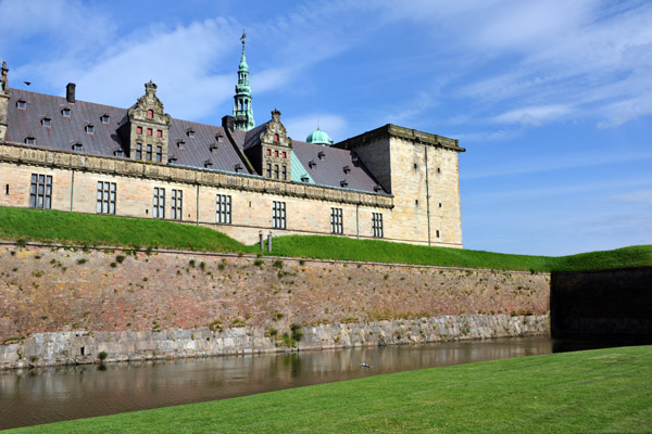 Inner moat and west wing of the palace