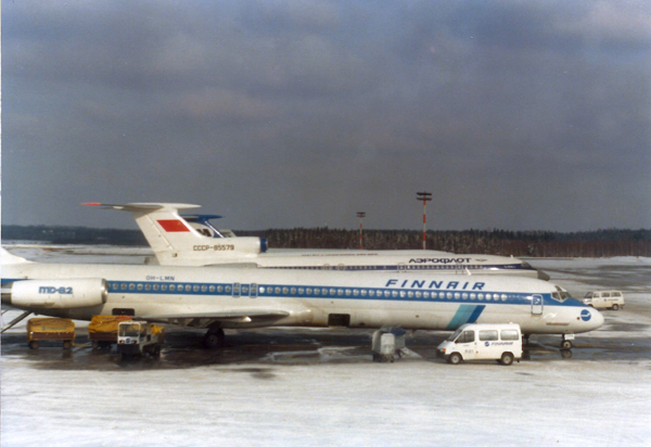 Helsinki, March 1988  Aeroflot Tu-154 (CCCP-85579) and a Finnair MD-82 (OH-LMN)