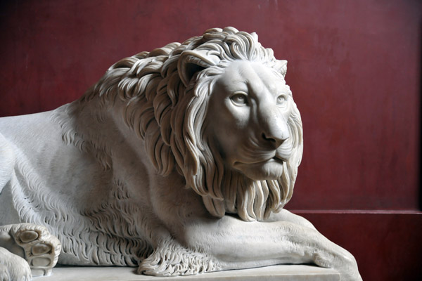 A very realistic lion sculpture - En Liggende Løve (A121)