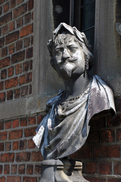 One of the busts surrounding the castle
