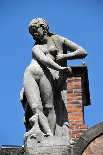 Female figure on the castle gate