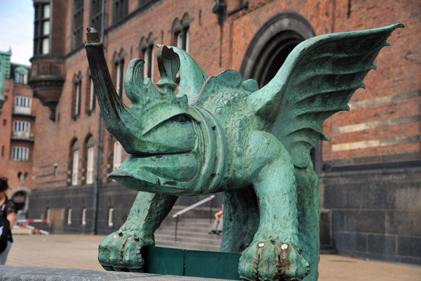 Dragon Sculpture, Rdhuspladsen