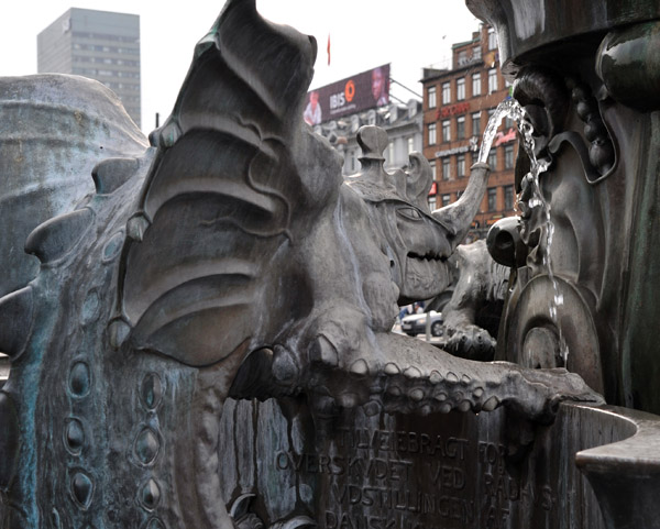 Dragon Fountain, 1923, Rdhuspladsen