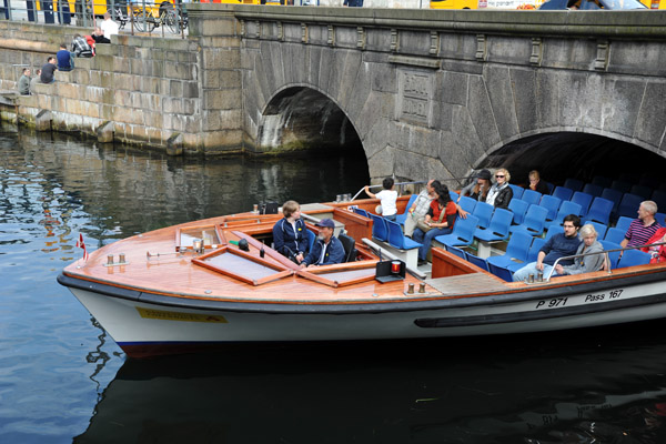 Canal tour boat sailing under the Stornkroen Bridge