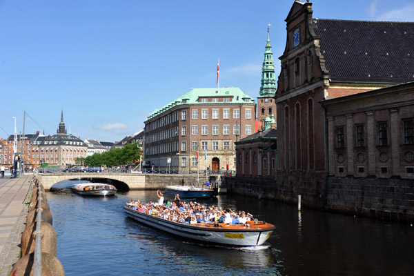 Holmenskirke and a canal tour boat