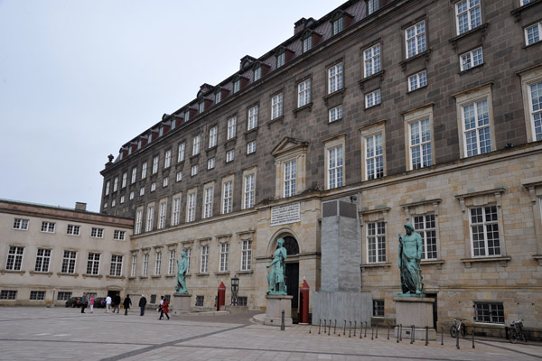 Square between the Thorvalden Museum & the north wing of Christianborg - Queens Gate