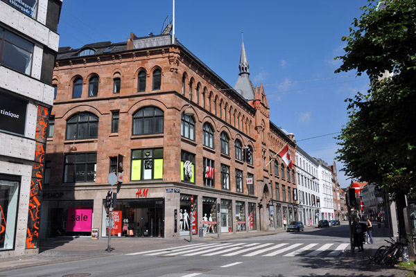 Corner of Strget and Kristen Bernikows Gade - H&M