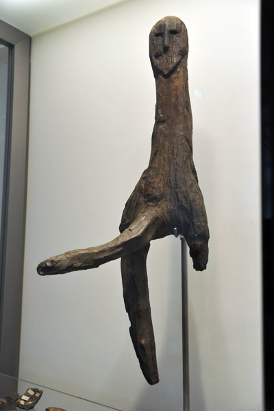 Male figure made of oak, ca 600 BC