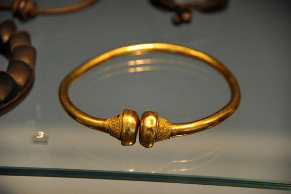 Gold neck ring (torque)