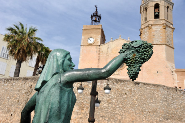 Sculpture of grape harvest in front of the church, Sitges