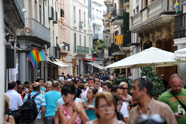 The city center fills as the masses leave the beach in the early evening