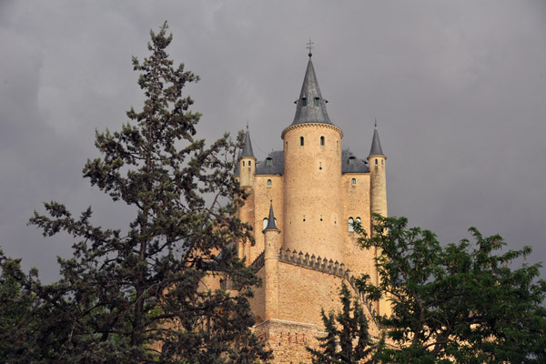 Alczar of Segovia from along the Camino de la Cuesta de los Hoyos