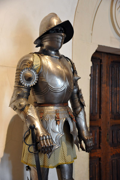 Armor with the typical Spanish Conquistador helmet