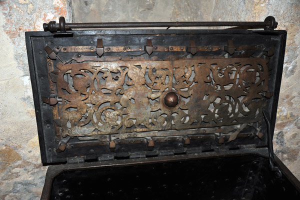 Coin chest with intricate locking mechanism