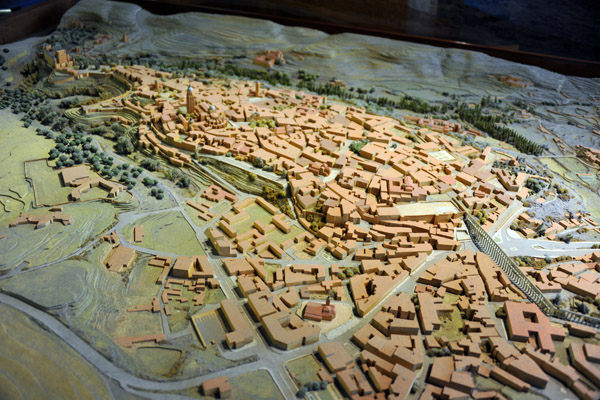 The visitor's center near the Aqueduct has an excellent model of Segovia's Old City