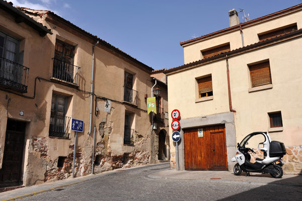 Small plaza by the Alcazar gate