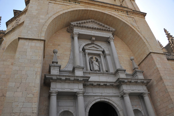 Puerto de San Frutos, the entrance to Segovia Cathedral via the northeast transept 