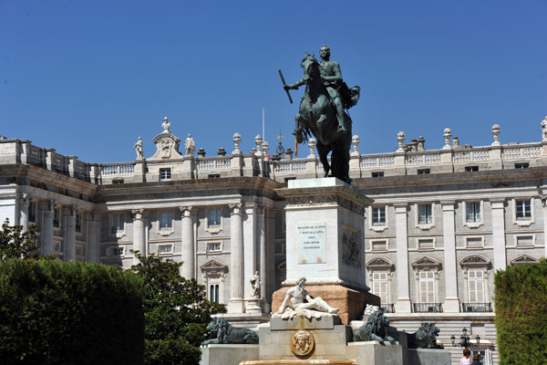 Monument and fountain erected by Queen Isabella II, 1843