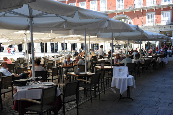 Umbrellas shading the al fresco restaurants, Plaza Mayor, Madrid