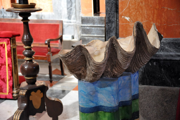 Giant clam shell, Iglesia de San Andrs Apstol