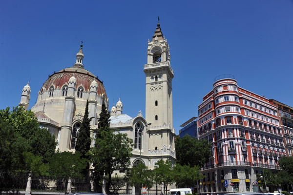 Iglesia de San Manuel y San Benito, opposite Retiro Park