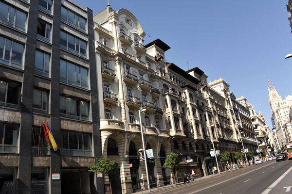 Gran Via architectural styles cover early 20th C. Vienna Secession, Plateresque, Neo-Mudéjar, and Art Deco