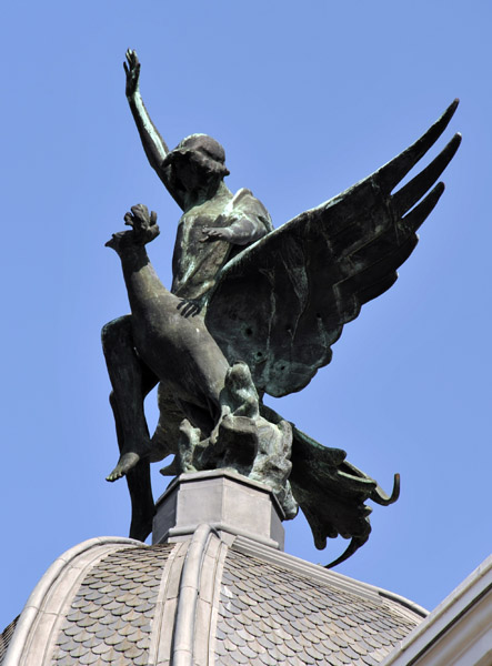 Rooftop sculpture, Calle Gran Via 32, Madrid