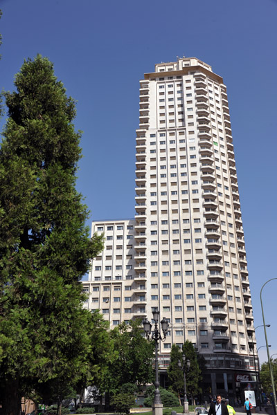 Torre de Madrid, Plaza de España