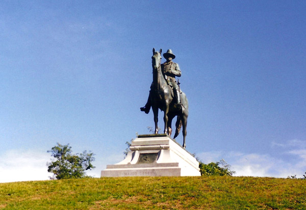 Statue of Major General Ulysses S. Grant overlooking the battlefield at Vicksburg