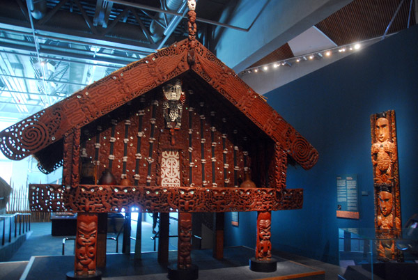 Te Papa - finely carved Maori house