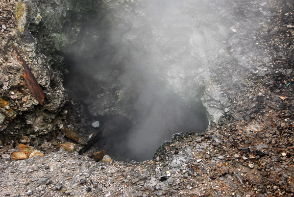 Steam vent through the thin crust, Whakarewarewa