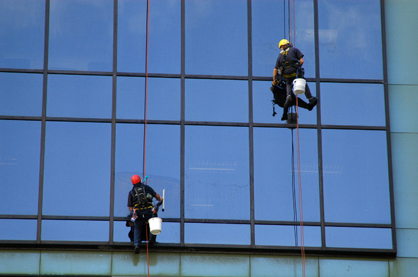Window washers using repelling gear, Auckland