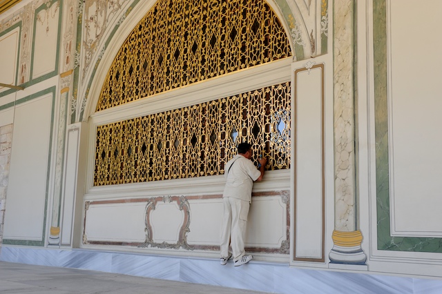 Peaking into the divan at Topkapi.jpg