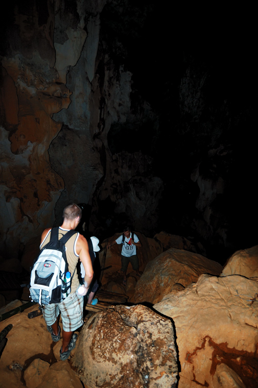 Roman surveying the way down, Vang Vien