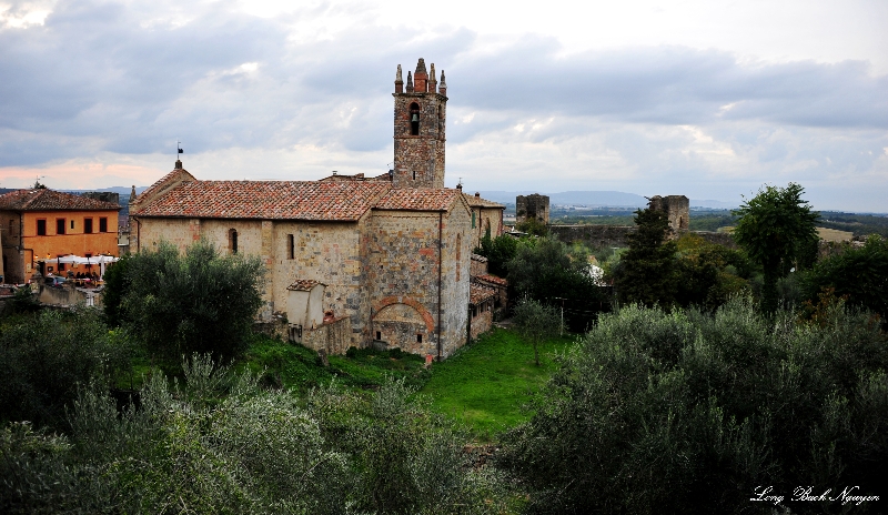 Santa Maria Assunta Church, Circular Wall,  Monteriggioni, Italy  