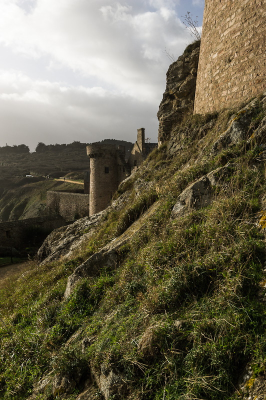 Au flanc du Fort La Latte.